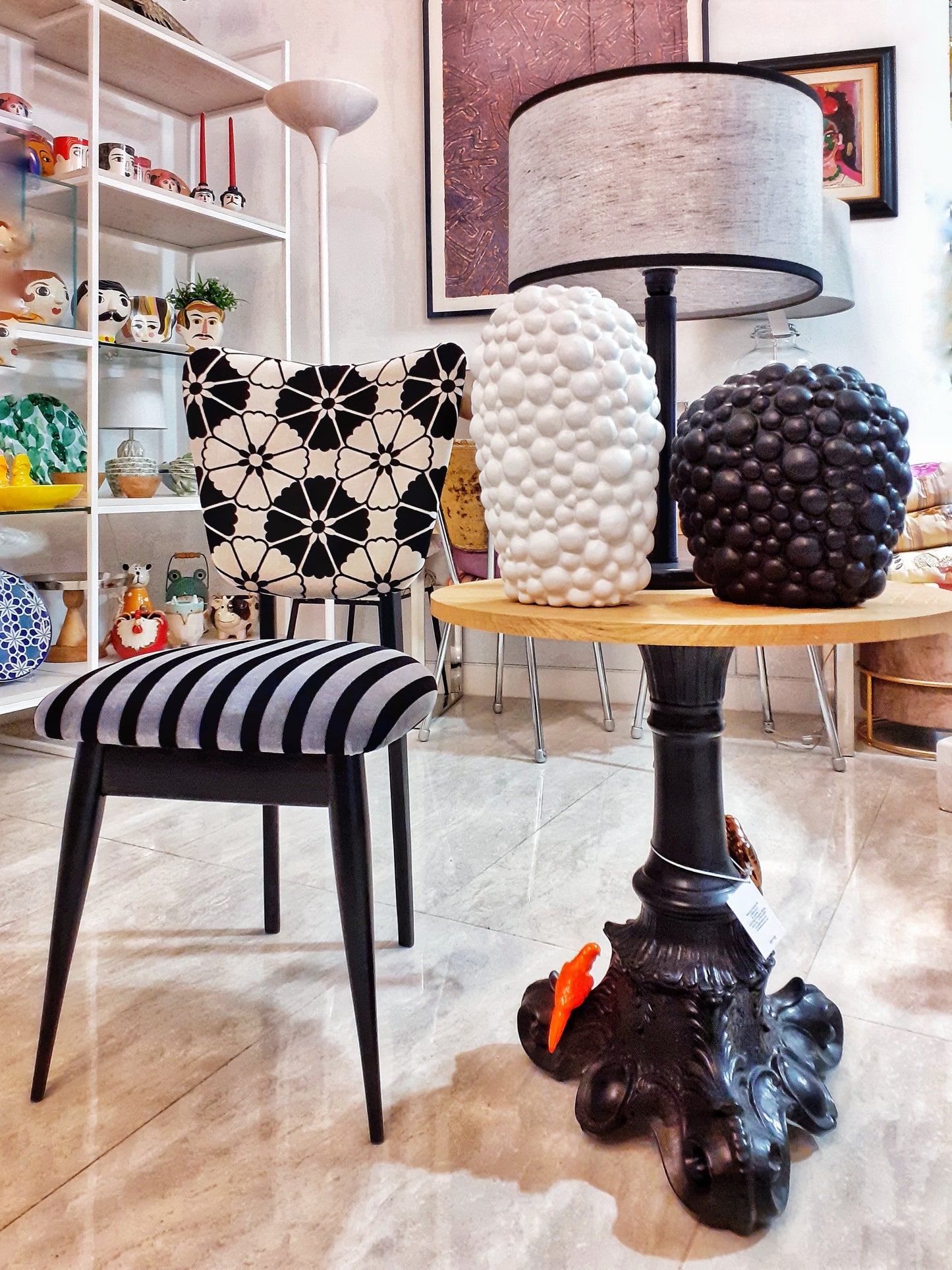 Tavolino barocco in ceramica con pappagalli a magnete e ripiano in rovere