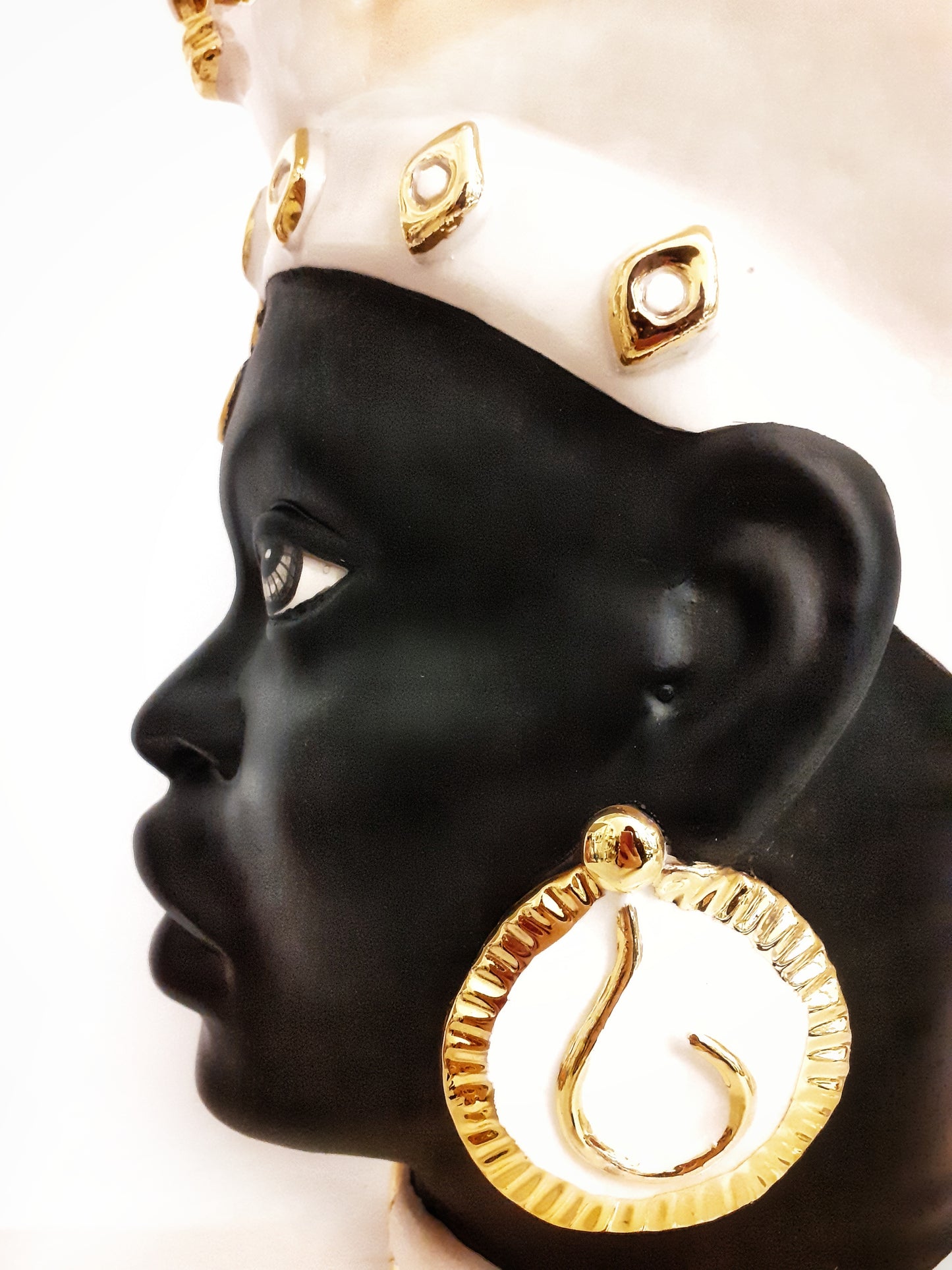 Testa di moro in ceramica di Caltagirone con dettagli in oro (h. 52cm)