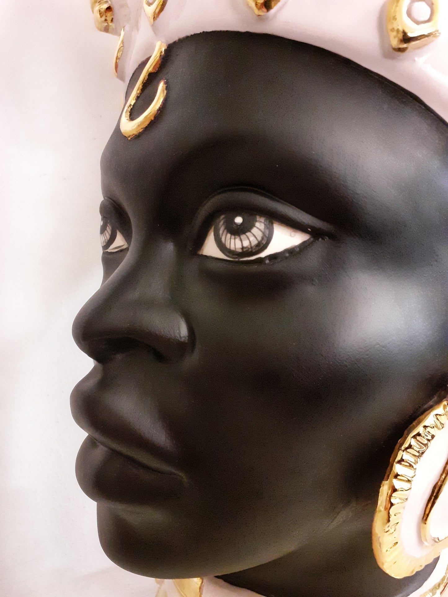 Testa di moro in ceramica di Caltagirone con dettagli in oro (h. 52cm)